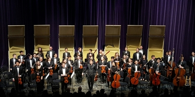 Joshua Bell and student orchestra on stage